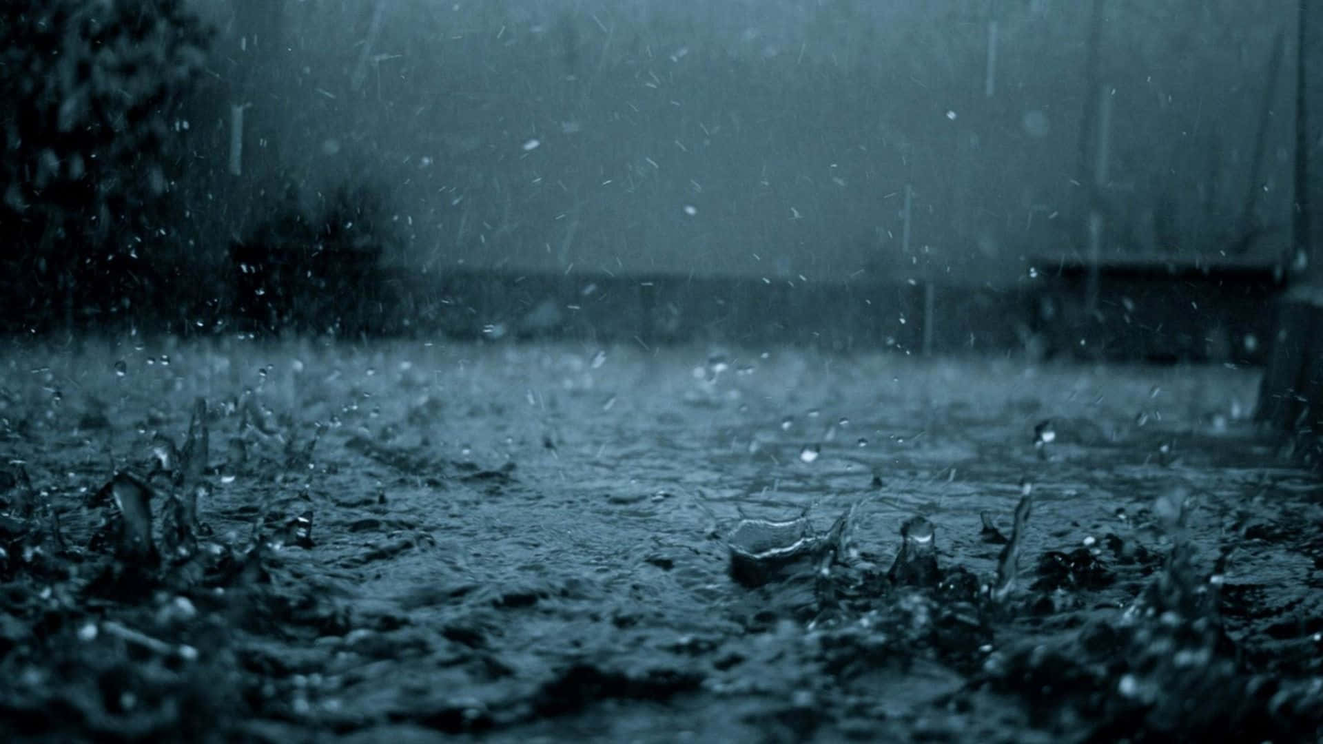 雨滴在濕漉漉的路面上飛濺，呈現暴風雨般的藍灰色場景。
