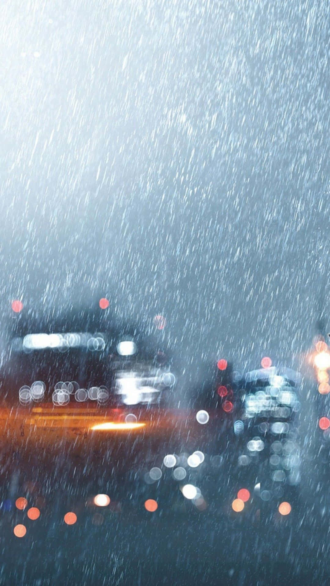 Raining 桌布 壁紙 — 雨水沿窗流下，模糊的城市燈光在清冷的灰色背景下溫暖地閃耀。