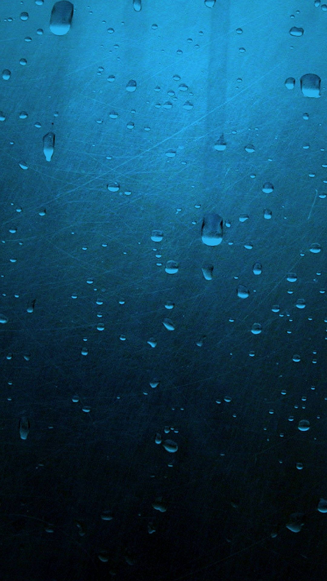 雨滴 iPhone 動態壁紙 壁紙 — 雨滴依附在帶有紋理的玻璃表面上，散發著深藍色的環境光。