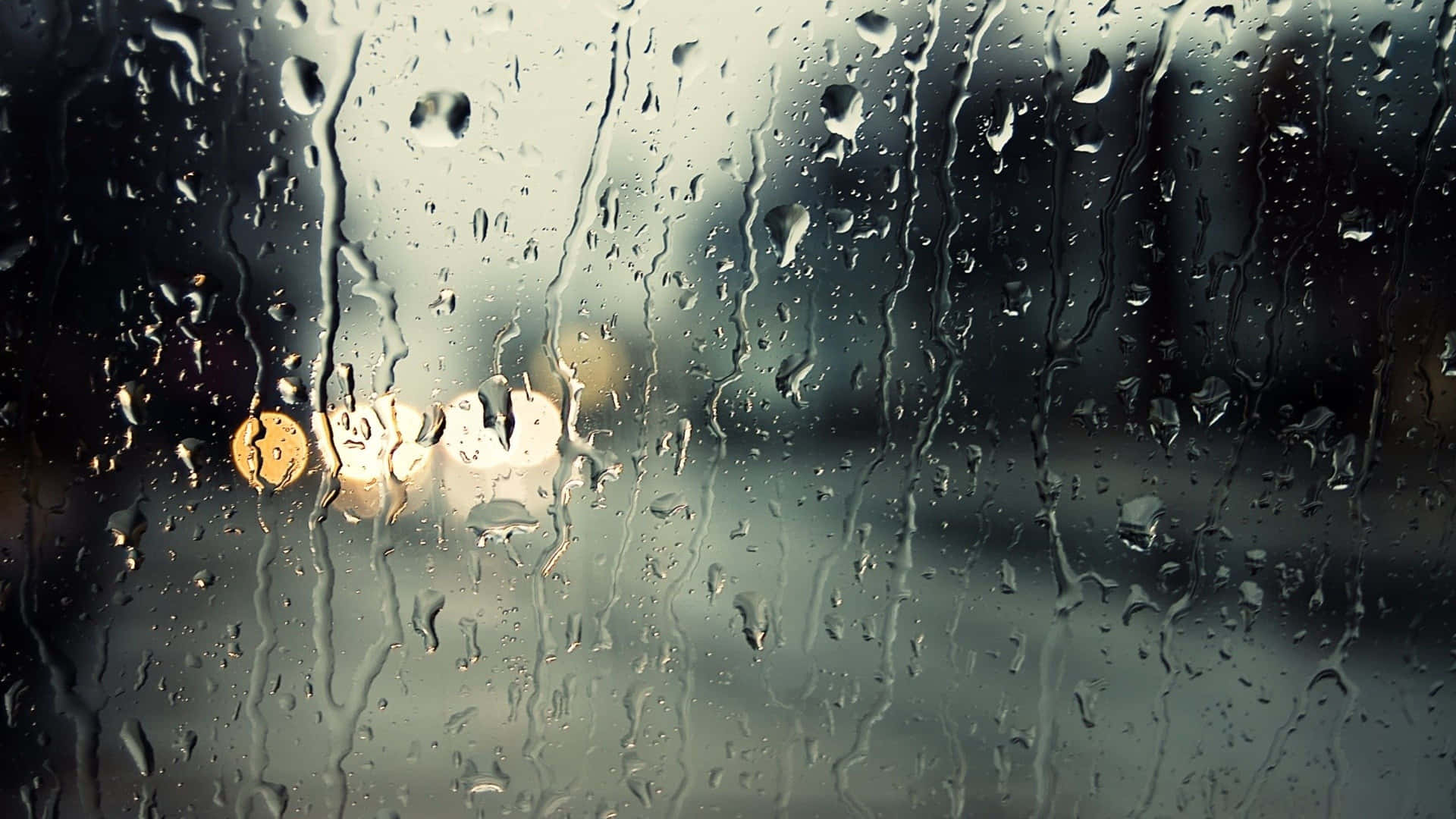 車窗上的雨滴，夜晚中模糊的街燈閃爍發光。 — 雨 壁紙