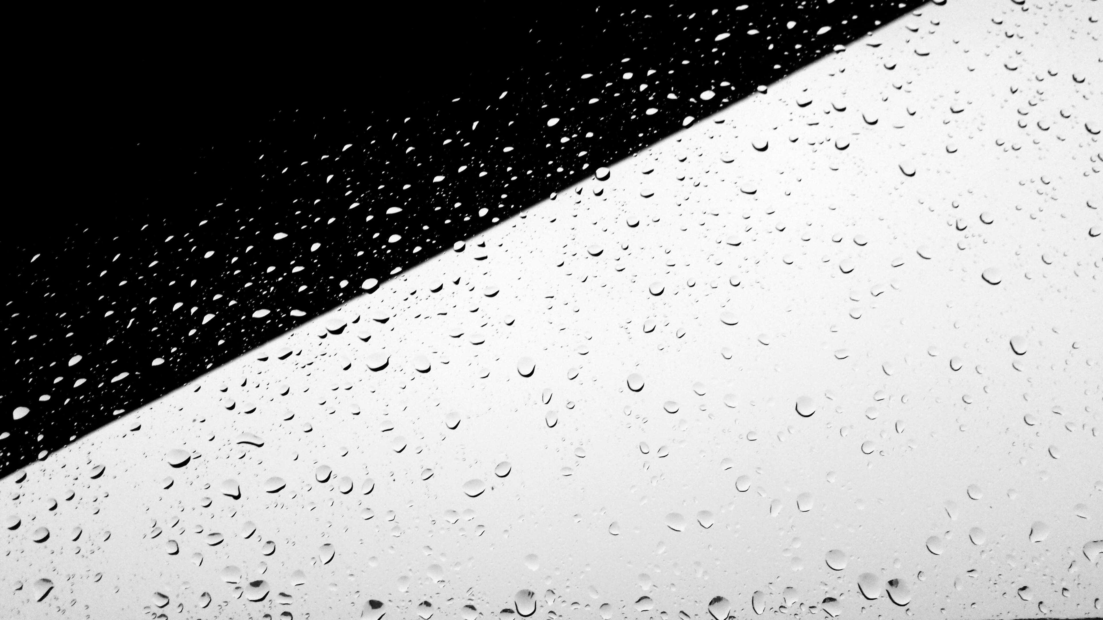 Minimalist Black And White 桌布 壁紙 — 雨滴依附在玻璃表面，將鮮明的黑色和白色兩半分開，形成極簡的黑白構圖。