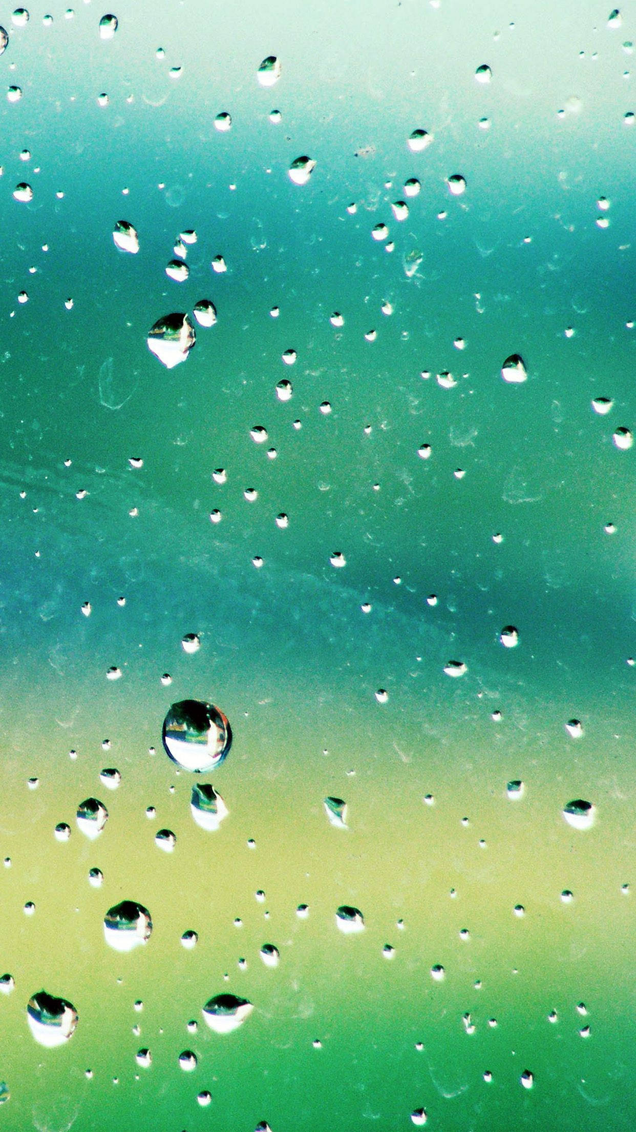 漸變動畫 桌布 壁紙 — 雨滴依附在玻璃表面，顯露出背後柔和的水鴨綠和黃色漸變。