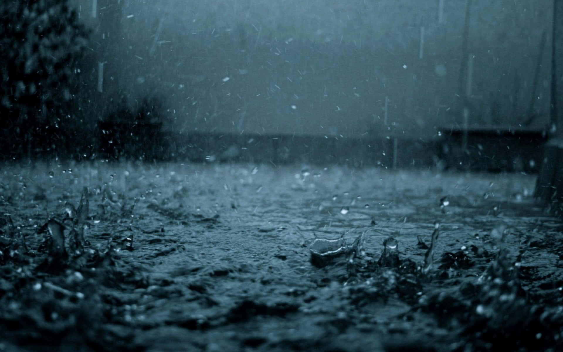 雨點在陰沉的城市環境中濺落在潮濕的路面上。