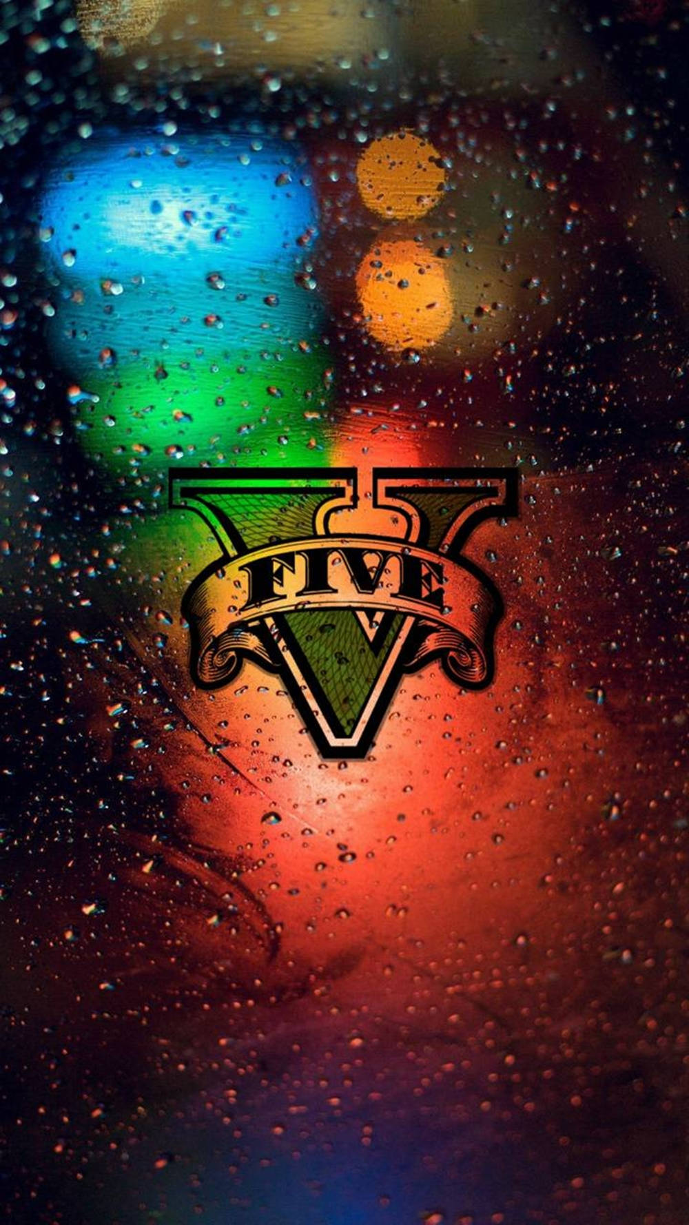 Gta 桌布 壁紙 — 雨滴模糊了充滿活力的城市燈光，背後是一個大膽的 GTA V 標誌，透過潮濕的窗戶發光。