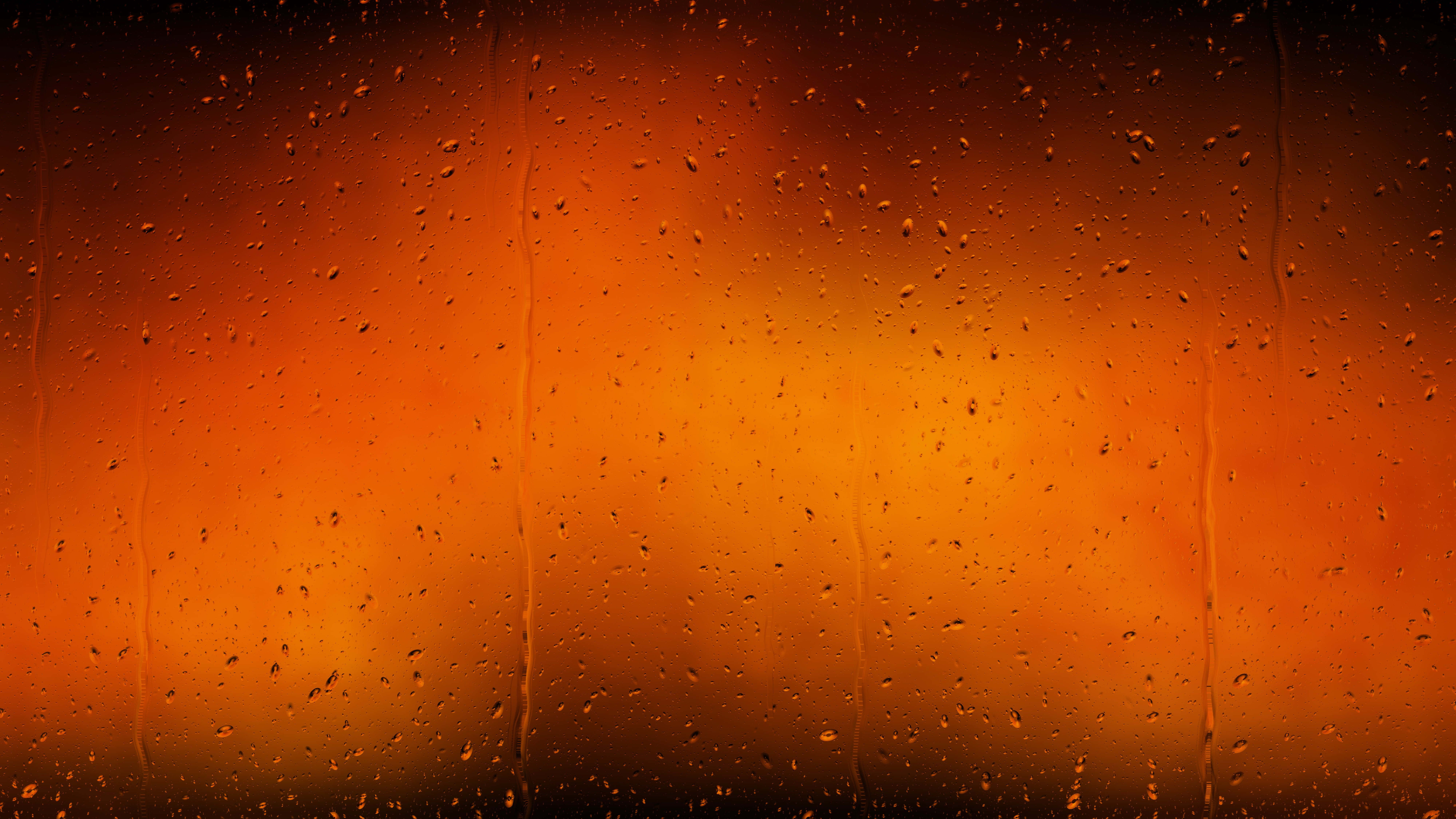 Cool Orange 桌布 壁紙 — 雨滴沿窗戶流下，露出模糊玻璃後溫暖發光的橙色日落。