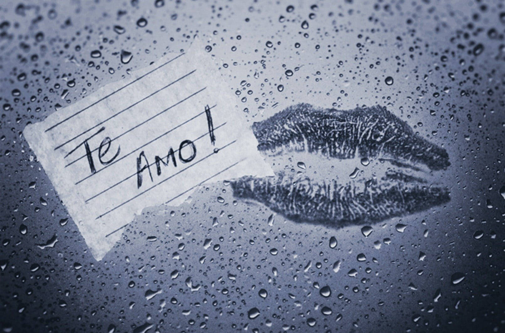 一張手寫便條寫著「Te Amo!」同一個唇印喺落雨嘅窗上。