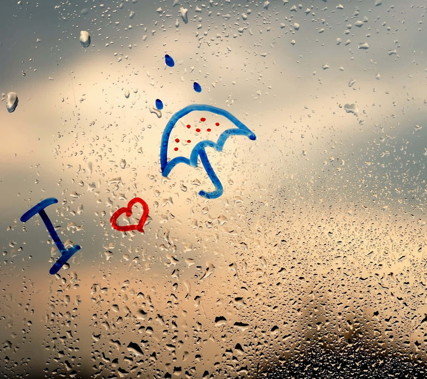 手寫的「I love umbrella」在濺滿雨水的窗玻璃上。
