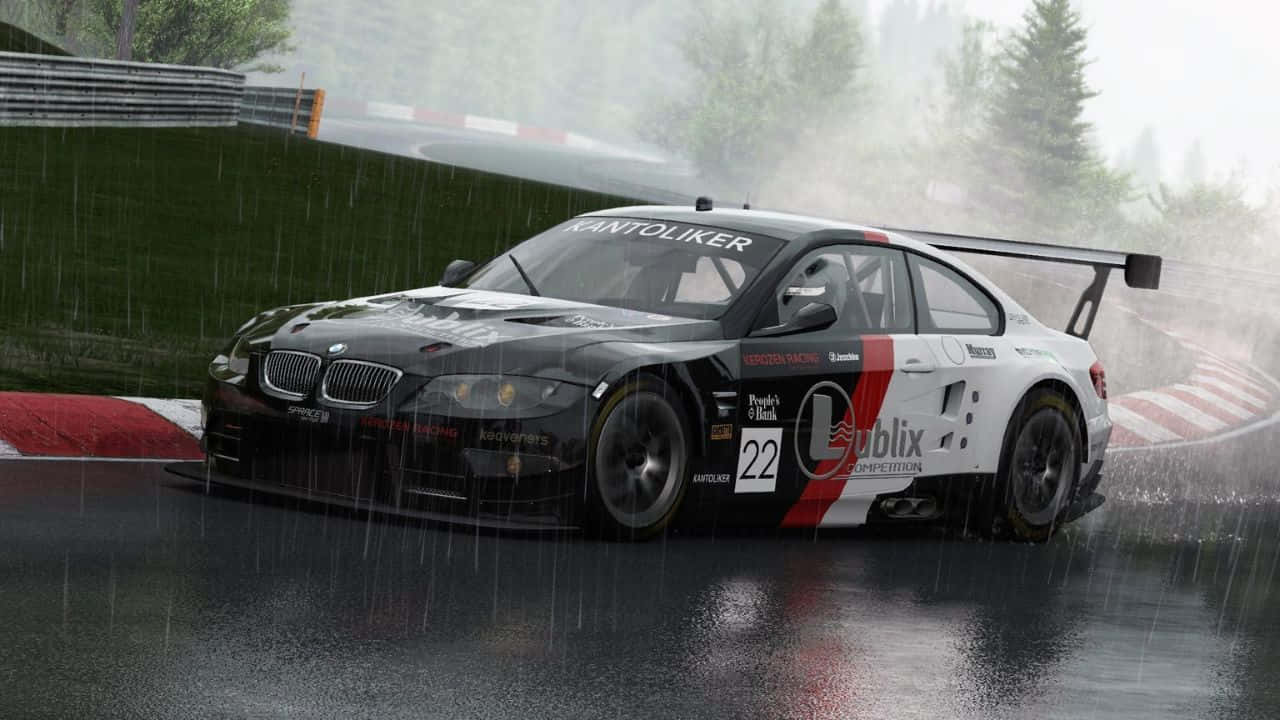 雨霧賽車 720p Project Cars 背景 壁紙 — 一輛黑白相間的寶馬賽車，編號22，在綠樹環繞的潮濕賽道上，飛馳過一個被雨水浸濕的彎道。