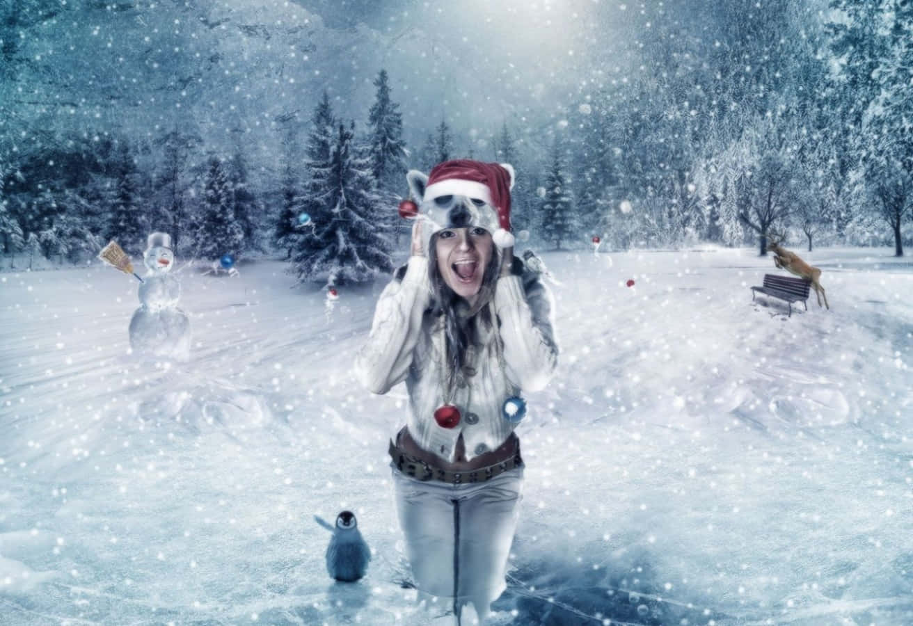 戴聖誕帽的女性在雪地森林中大笑，有雪人、企鵝和鹿