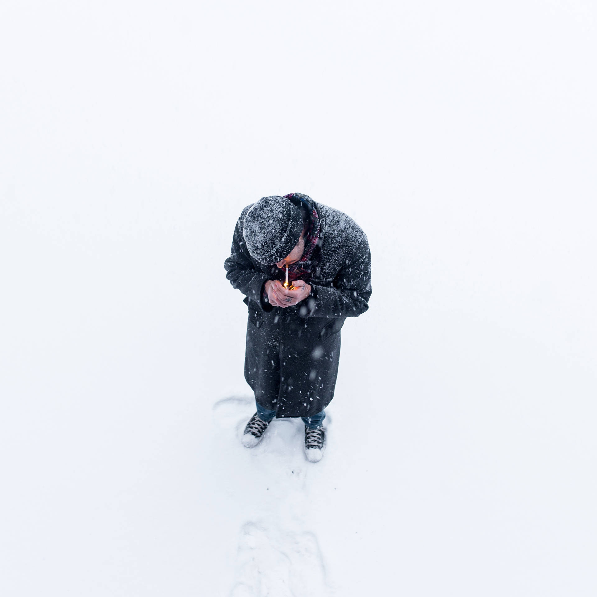 雪中持點燃蠟燭的人