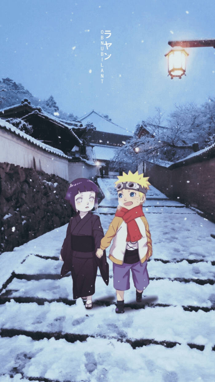 兩個動畫小孩手拖手，夜晚喺燈籠下穿過落雪嘅村莊街道。