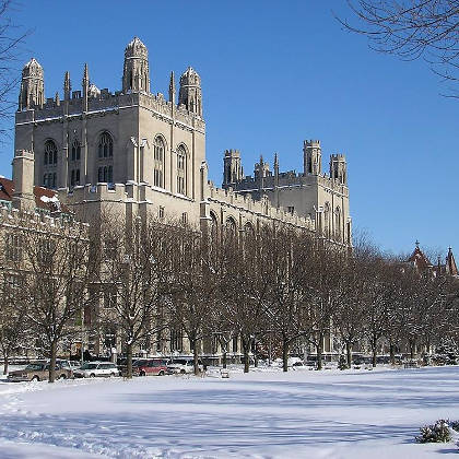 在明亮的冬日，歷史悠久的哥德式大教堂前的地面被白雪覆蓋。
