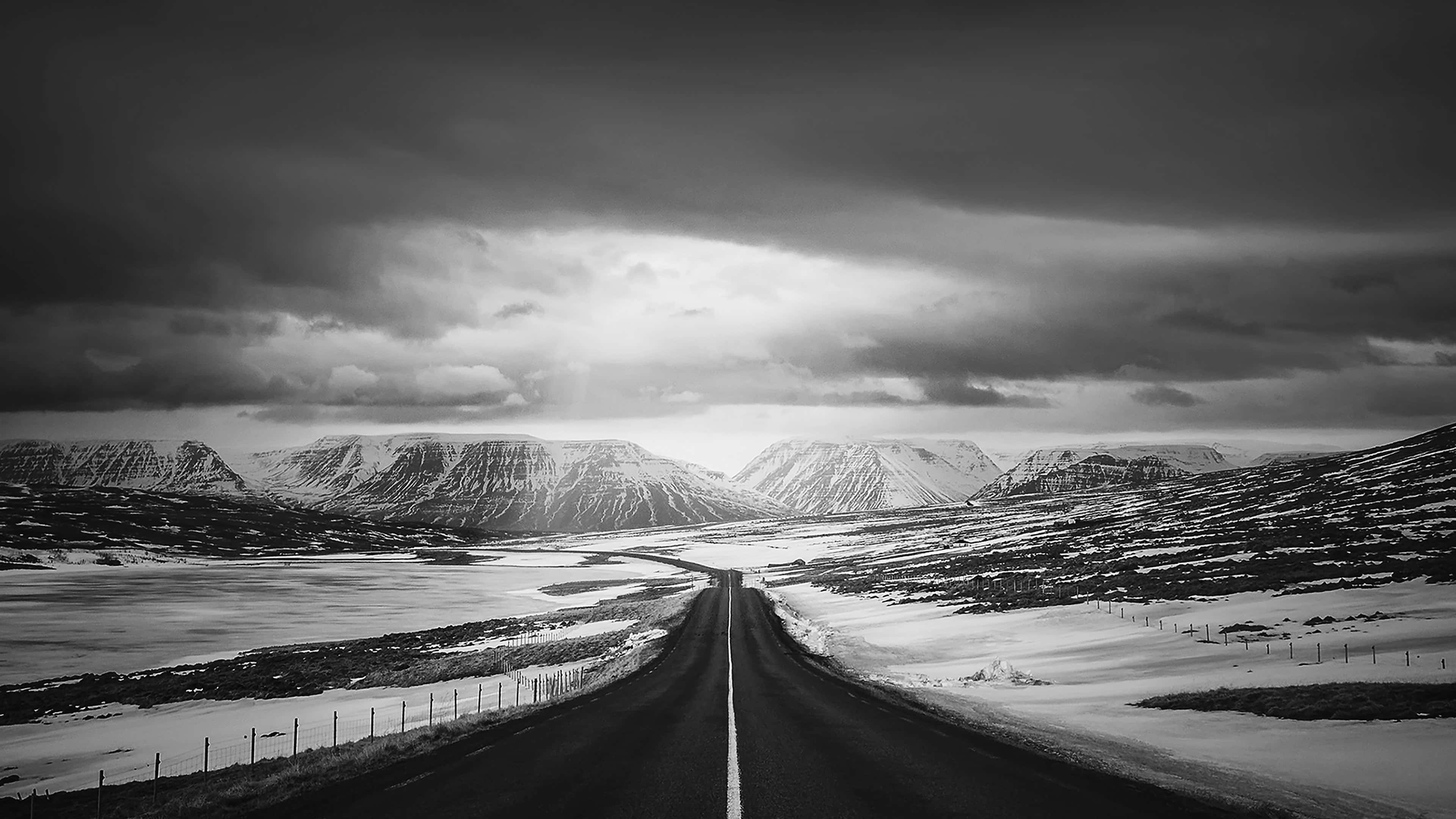 雪中道路的黑白照片 壁紙
