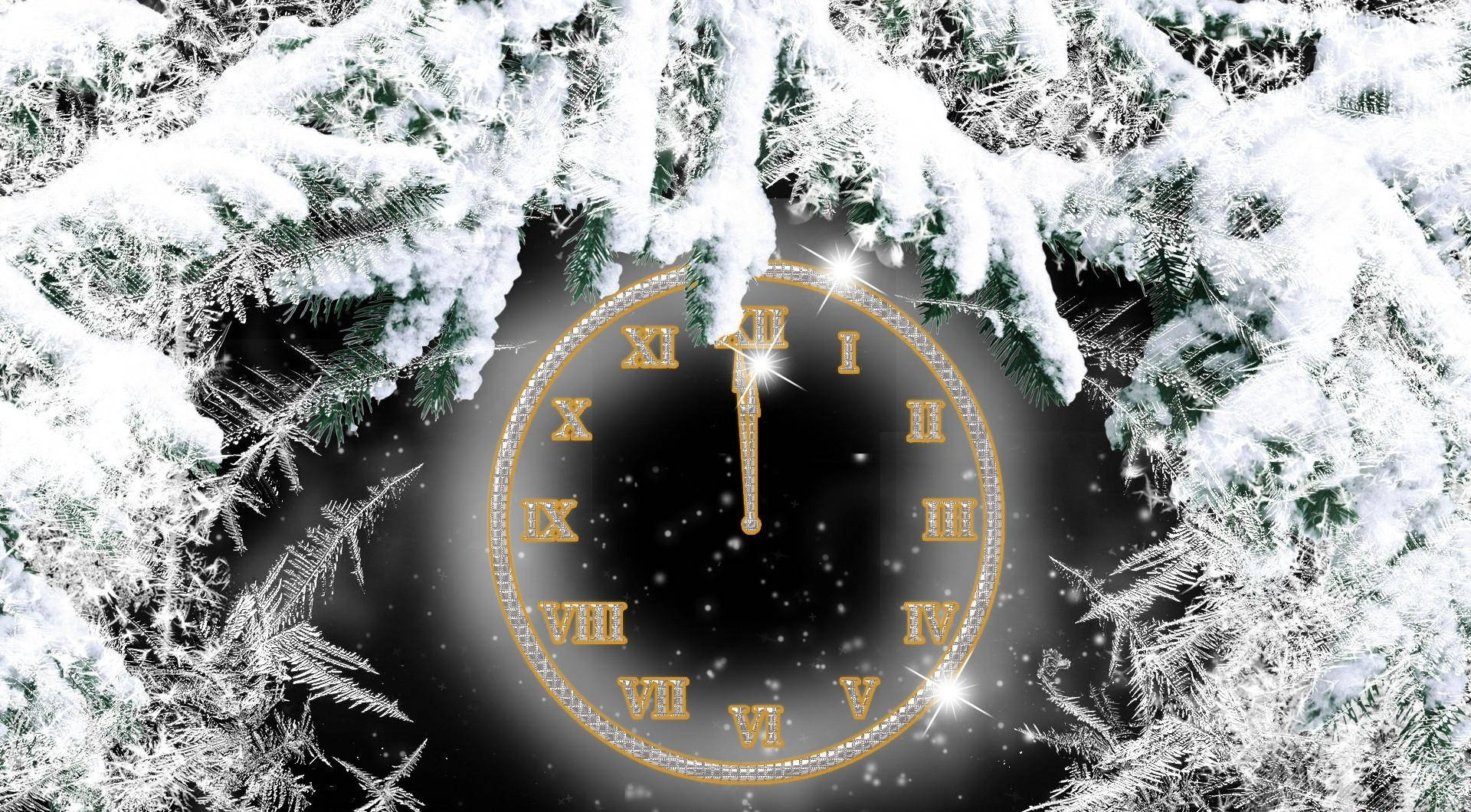 雪中鐘錶 壁紙 — 一個金色羅馬數字時鐘，被積雪的常青樹枝環繞，背景是繁星點點的夜空。