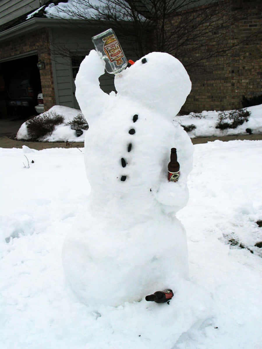 雪人手持啤酒瓶，腳邊和身側各有一瓶。