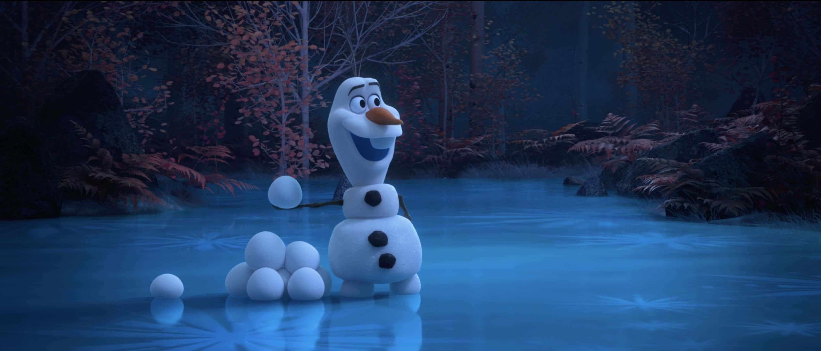 Olaf 桌布 壁紙 — 雪人奧拉夫愉快地站在一個結冰的湖上，周圍是霧濛濛的秋林，在清涼的藍色暮光下。