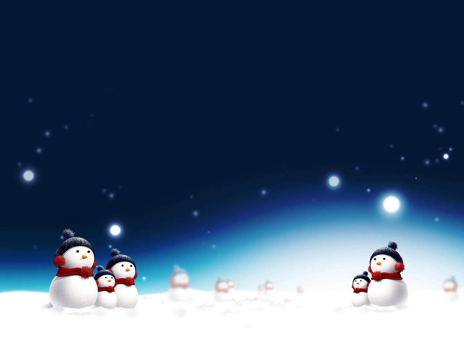 雪人家庭戴著帽子和圍巾，站在星空下的雪地中。 — 雪人 壁紙