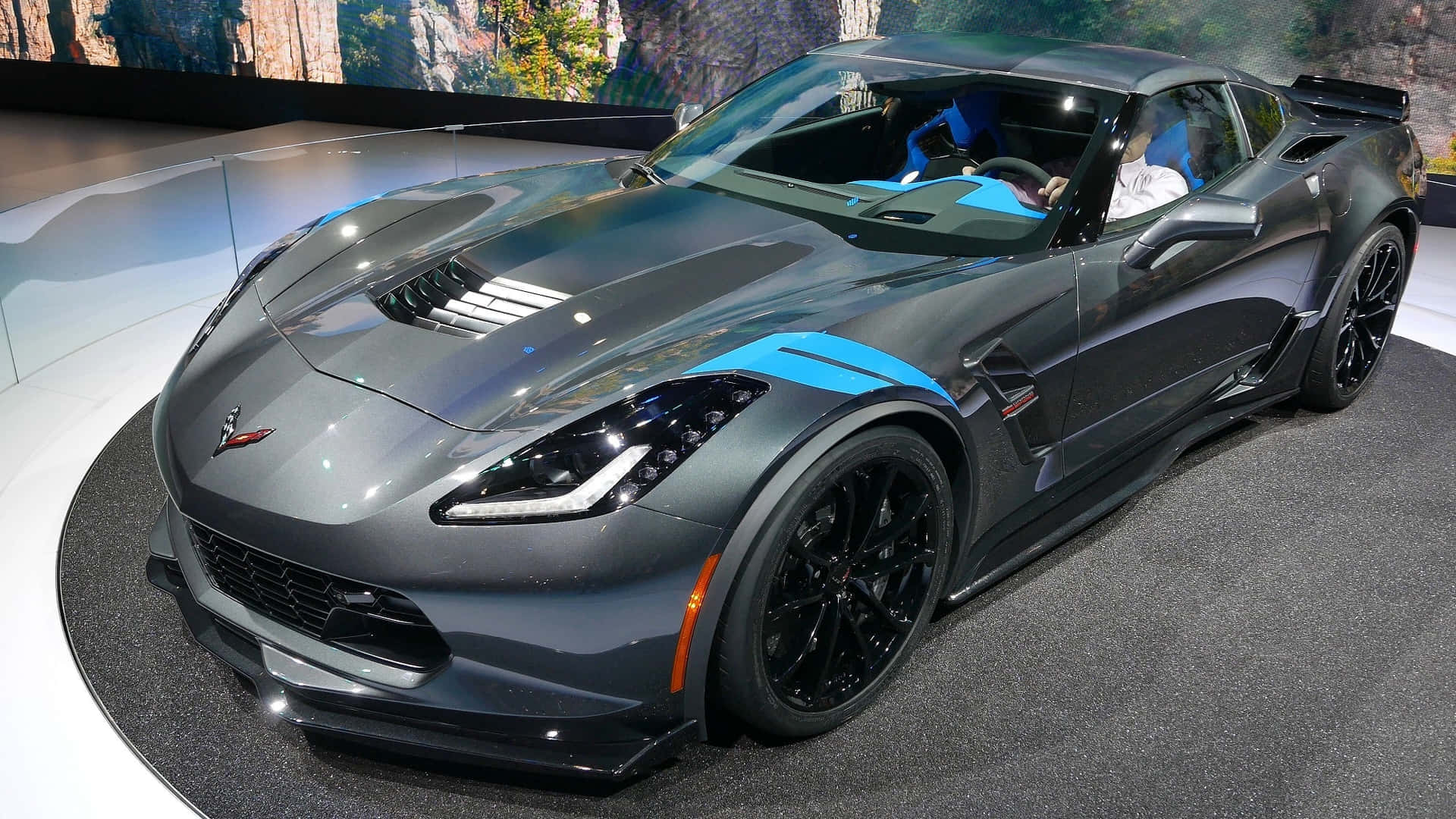 灰色Corvette跑車帶藍色條紋在車展上展示。