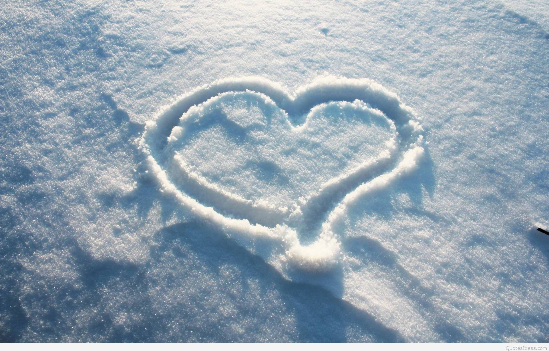 雪地上的心形愛語 壁紙 — 在明亮的陽光下，於新雪上繪製的精緻心形，投下柔和的陰影。