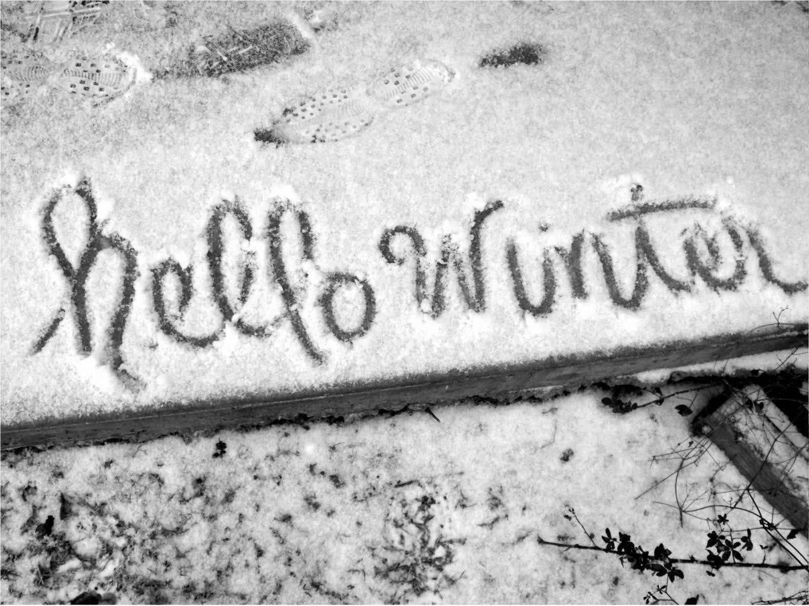 雪地書寫「Hello Winter」冬季風景 壁紙 — 雪地上腳印旁手寫的「你好冬天」刻在雪中。
