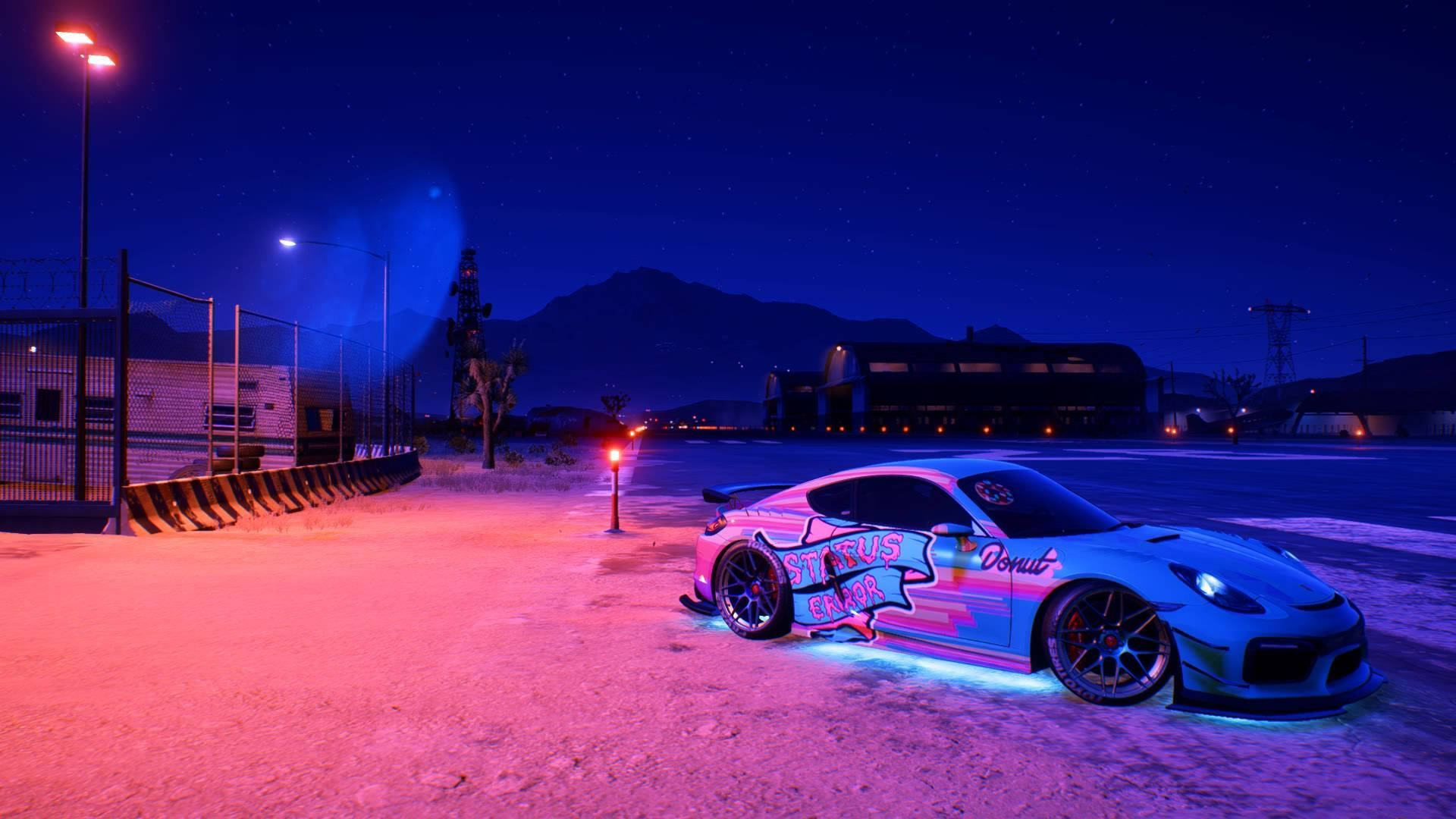 定制霓虹跑車停在雪地沙漠中，夜晚街燈下。