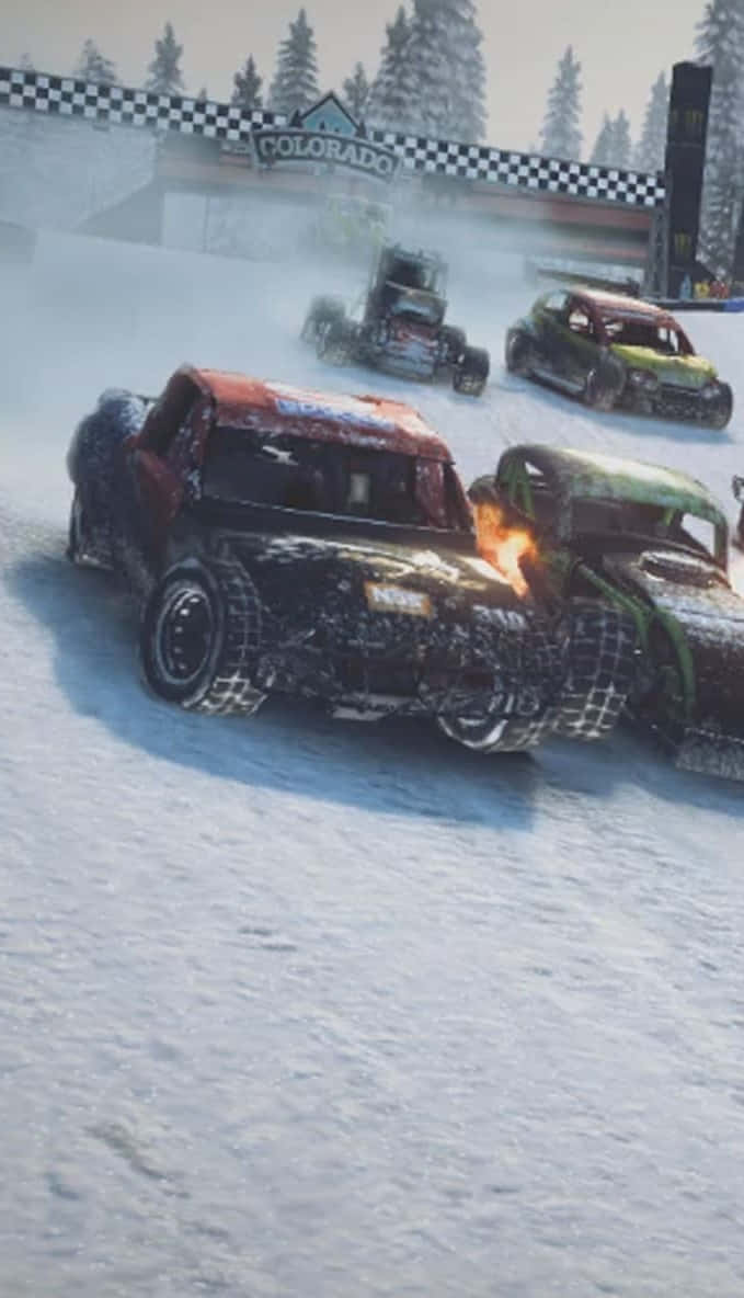 賽車在雪中相撞，一輛車冒出火焰。