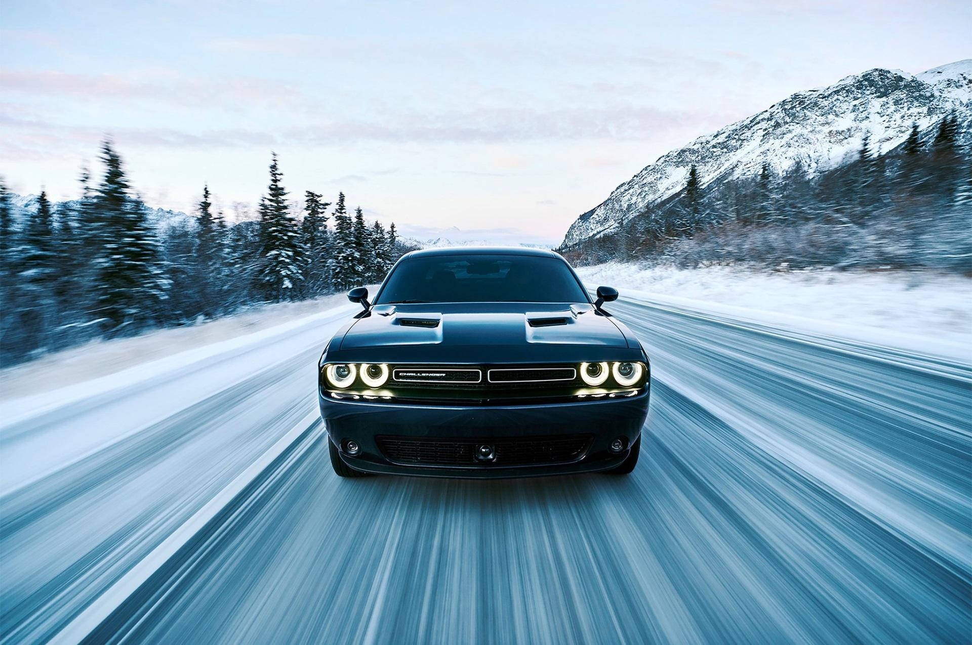 黑色肌肉車在黃昏時分在雪山上疾馳。 — Dodge challenger GIF 壁紙