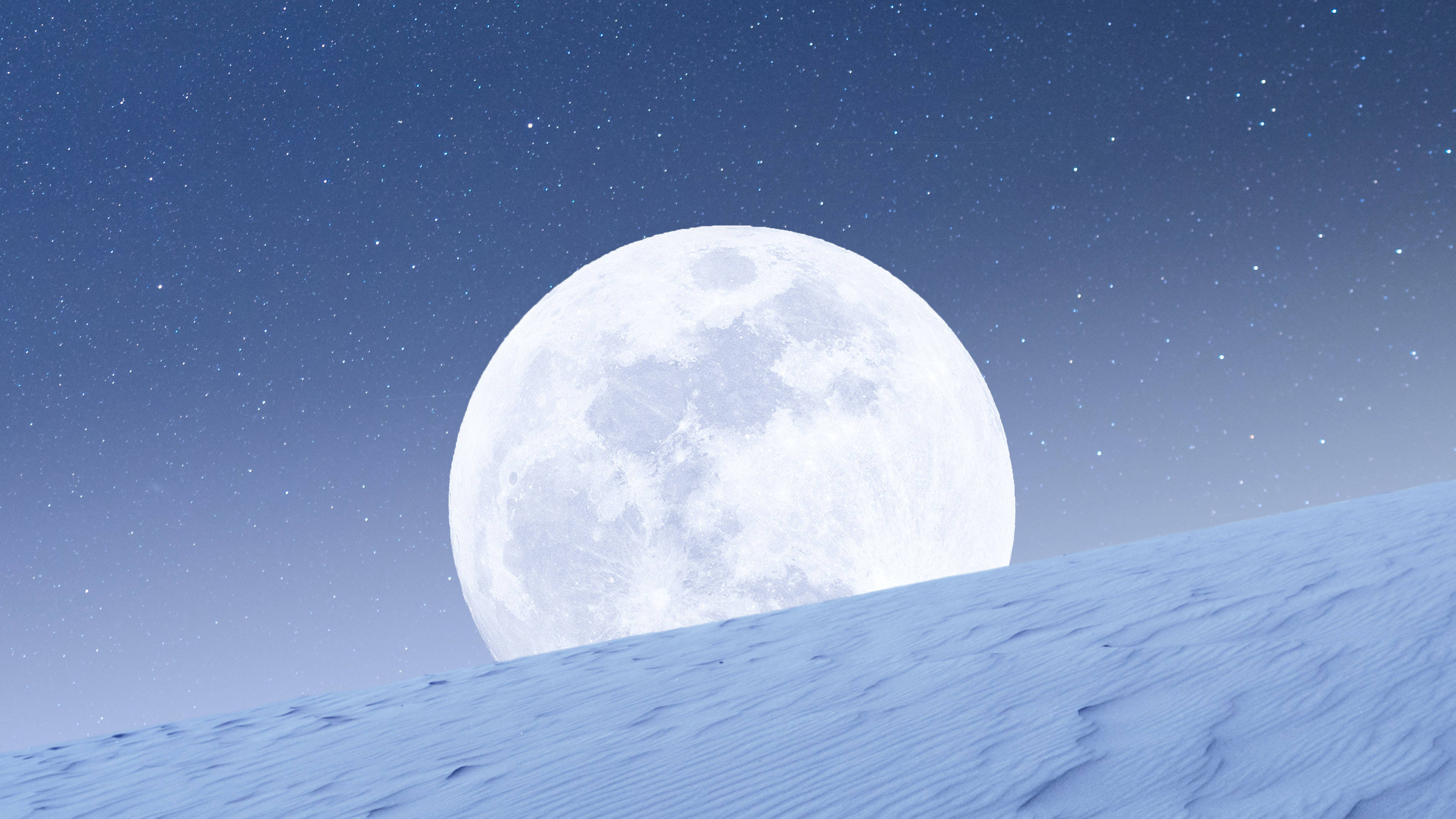 雪坡上的唯美月色 壁紙 — 一輪巨大的滿月在繁星點點的夜空下，從白雪覆蓋的山丘上升起。