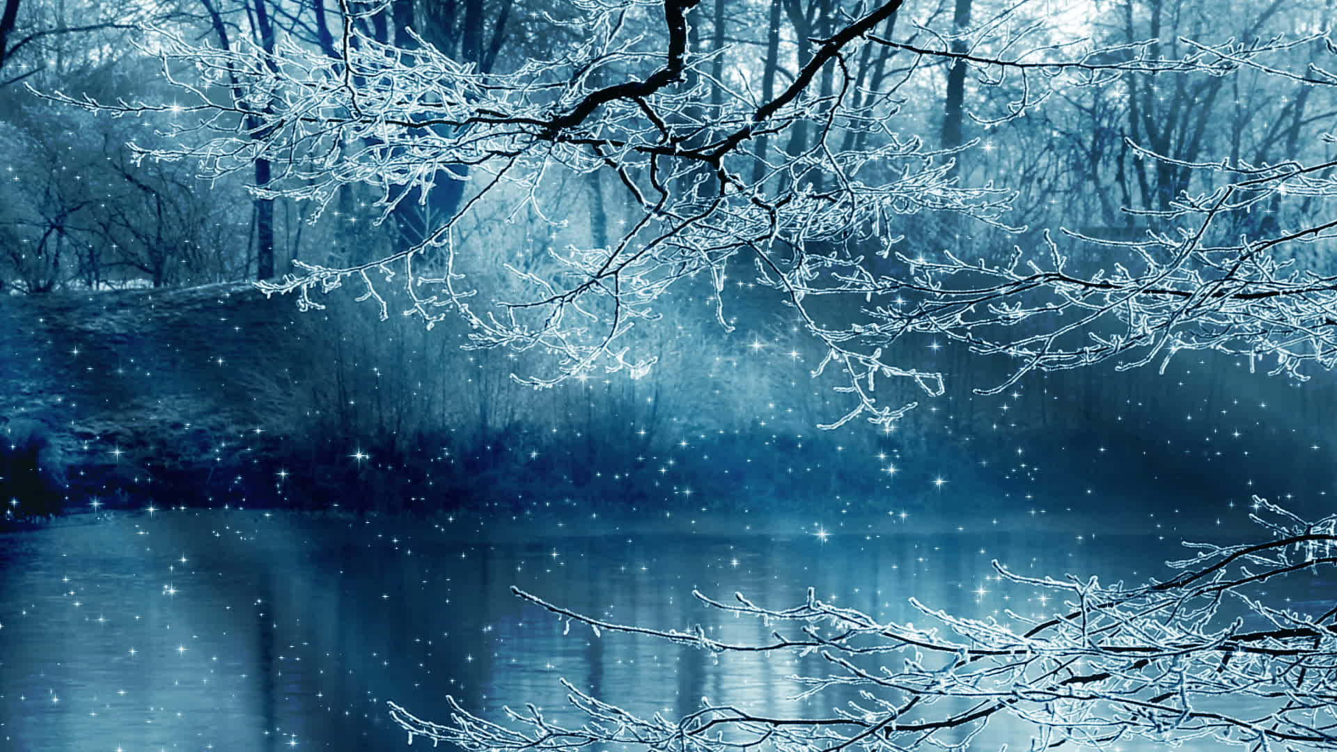 雪天冬季風景桌面 壁紙 — 冰凍的樹枝在霧氣籠罩的藍色湖面上閃爍著冰晶，上方是白雪皚皚的冬日天空。
