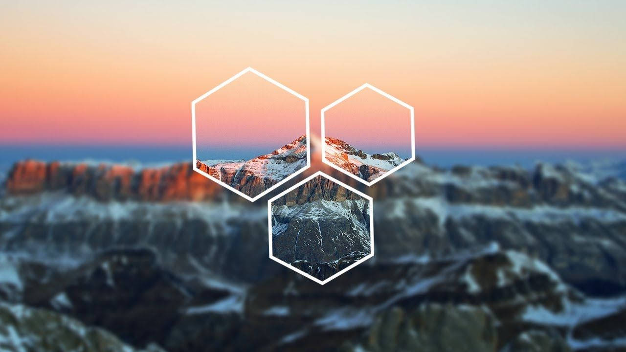 三個六邊形在日落時突出積雪的山峰。