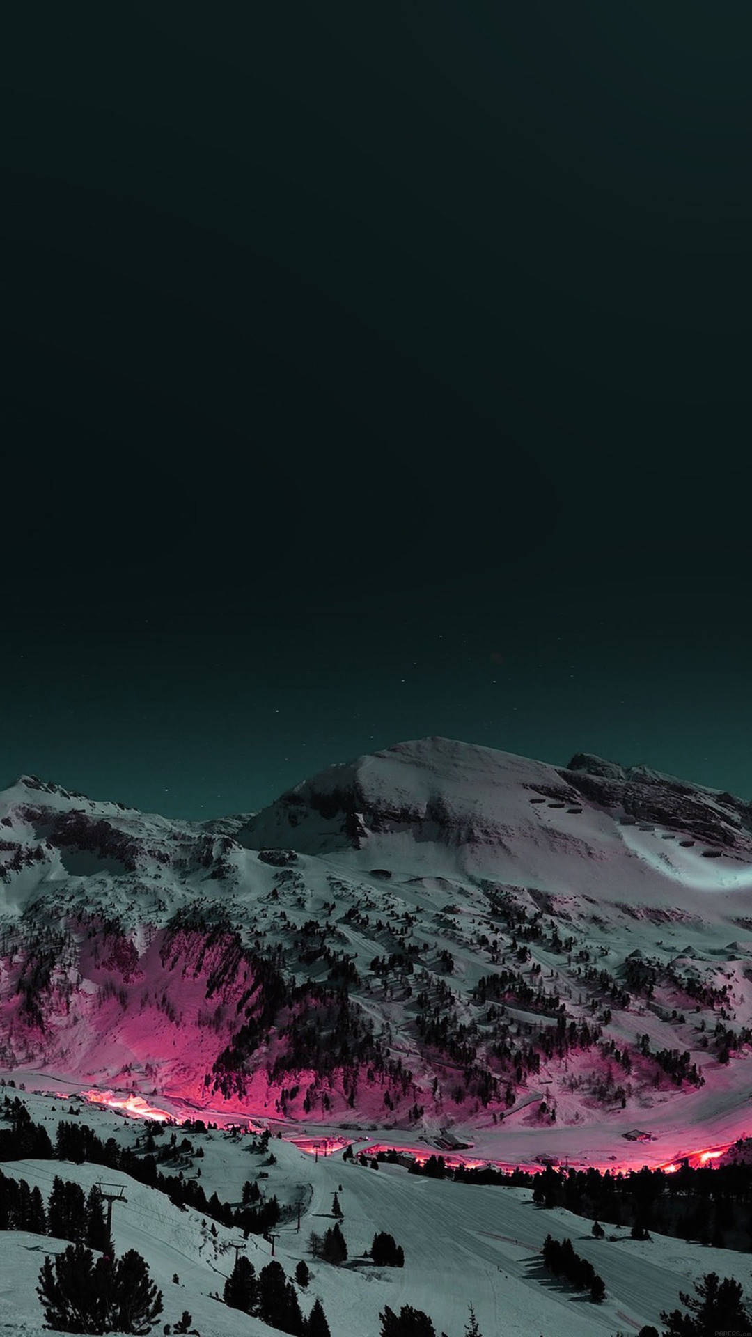 雪峰中的炫光 iPhone 8 生動壁紙 壁紙 — 積雪的山峰在繁星點點的夜空下，閃耀著鮮豔的粉紅色極光。
