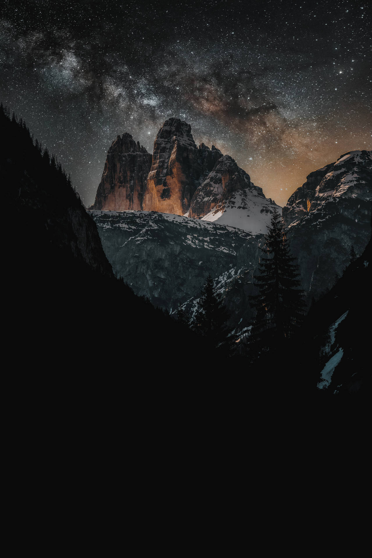 在星空下可見銀河的雪山。