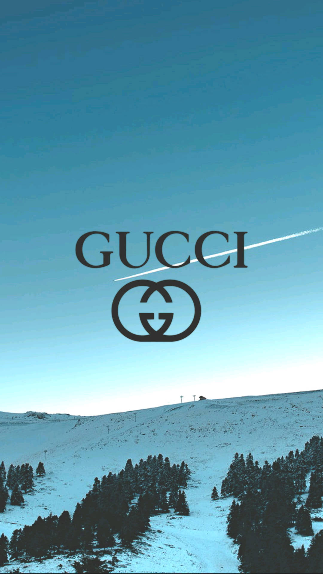 Gucci 標誌在雪山上，藍天中有飛機尾跡