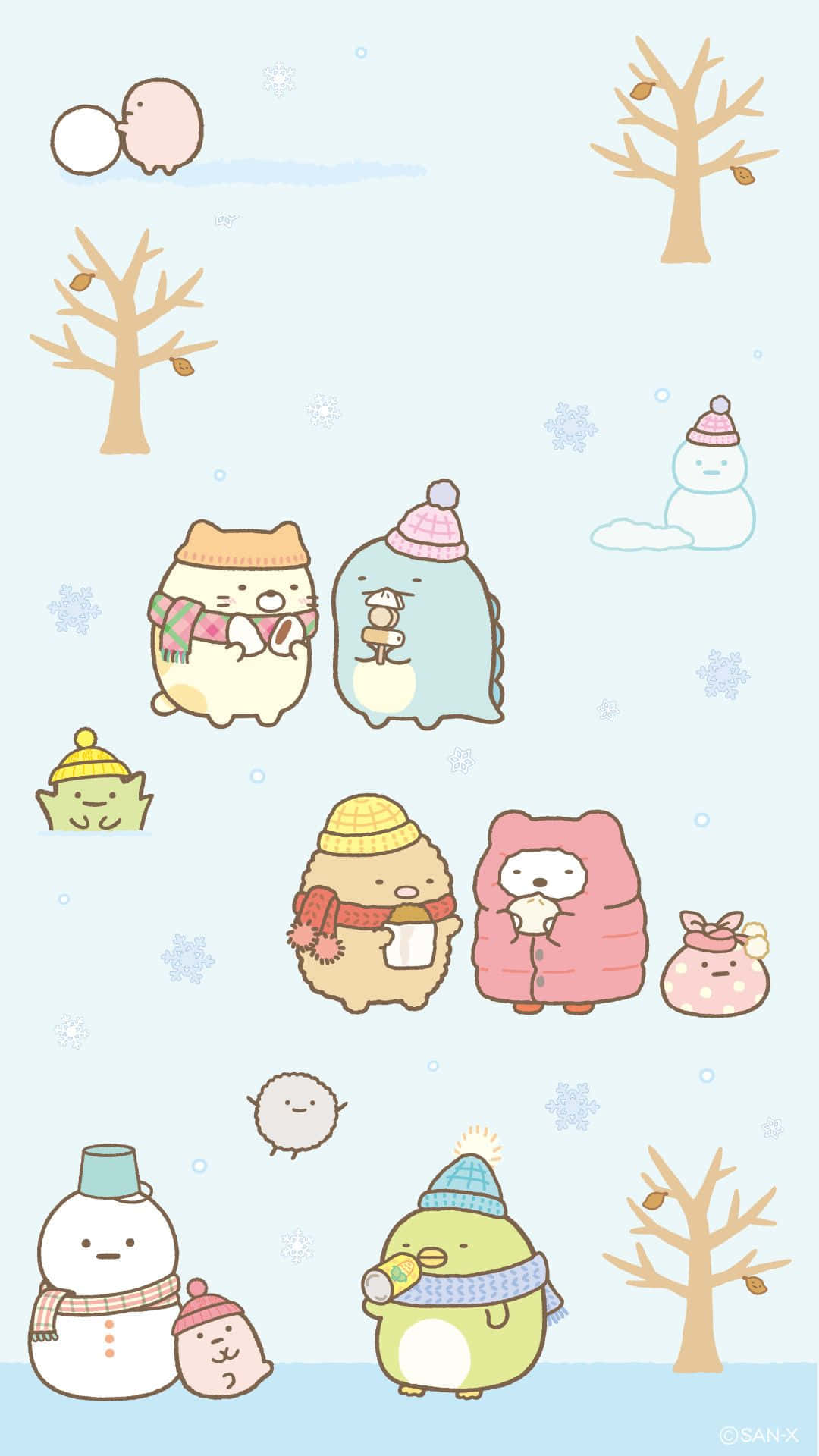 雪景與Sumikko Gurashi安卓美食背景 壁紙 — 可愛的卡哇伊角色穿著冬季裝備，在柔和的藍天下享受雪人與光禿樹木的雪景。