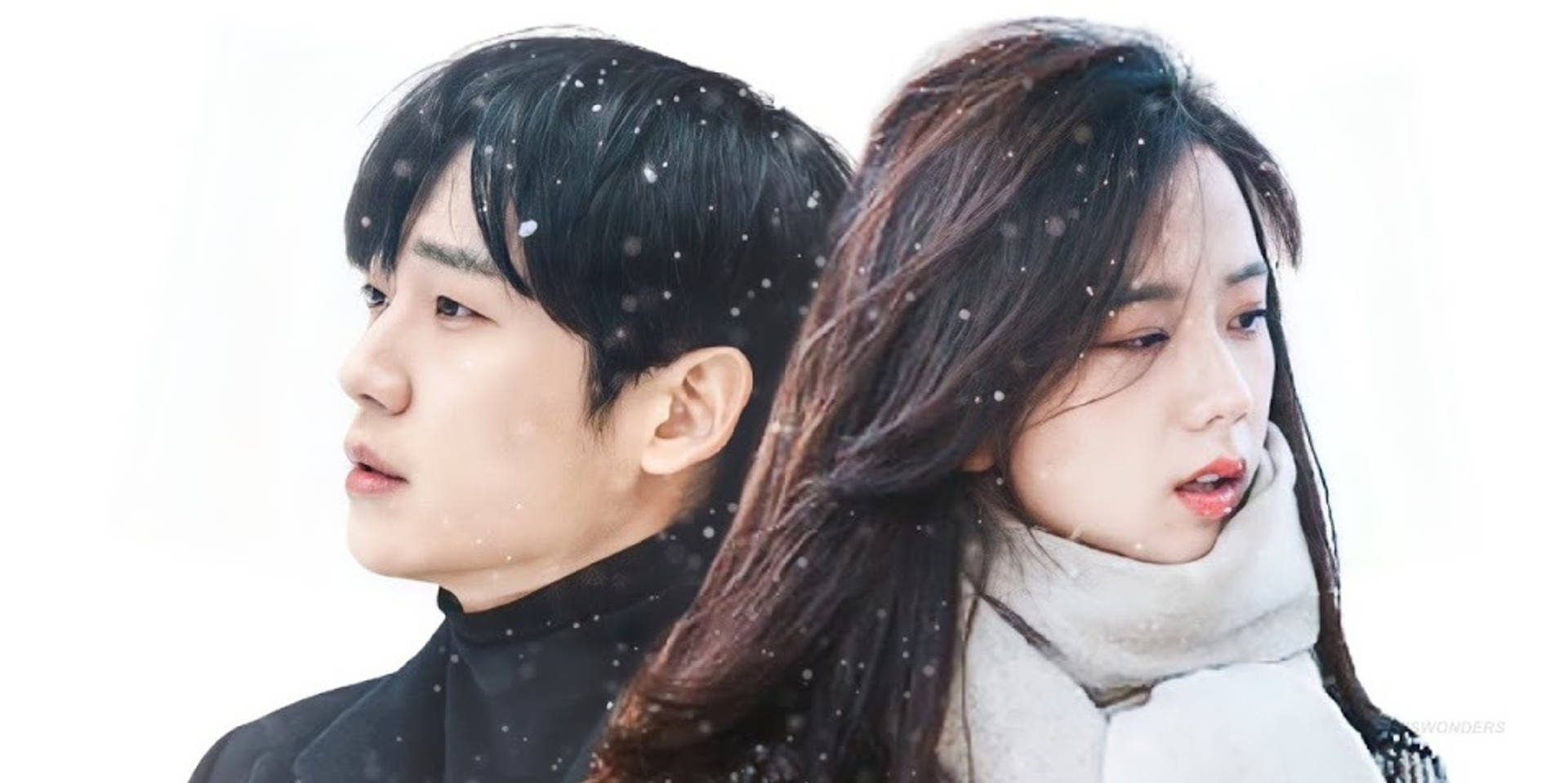 《雪滴花》Jisoo與Hae-In劇照 壁紙 — 一名男子和女子並肩站在飄雪中，兩人靜靜地凝視前方，背景是明亮的白色。