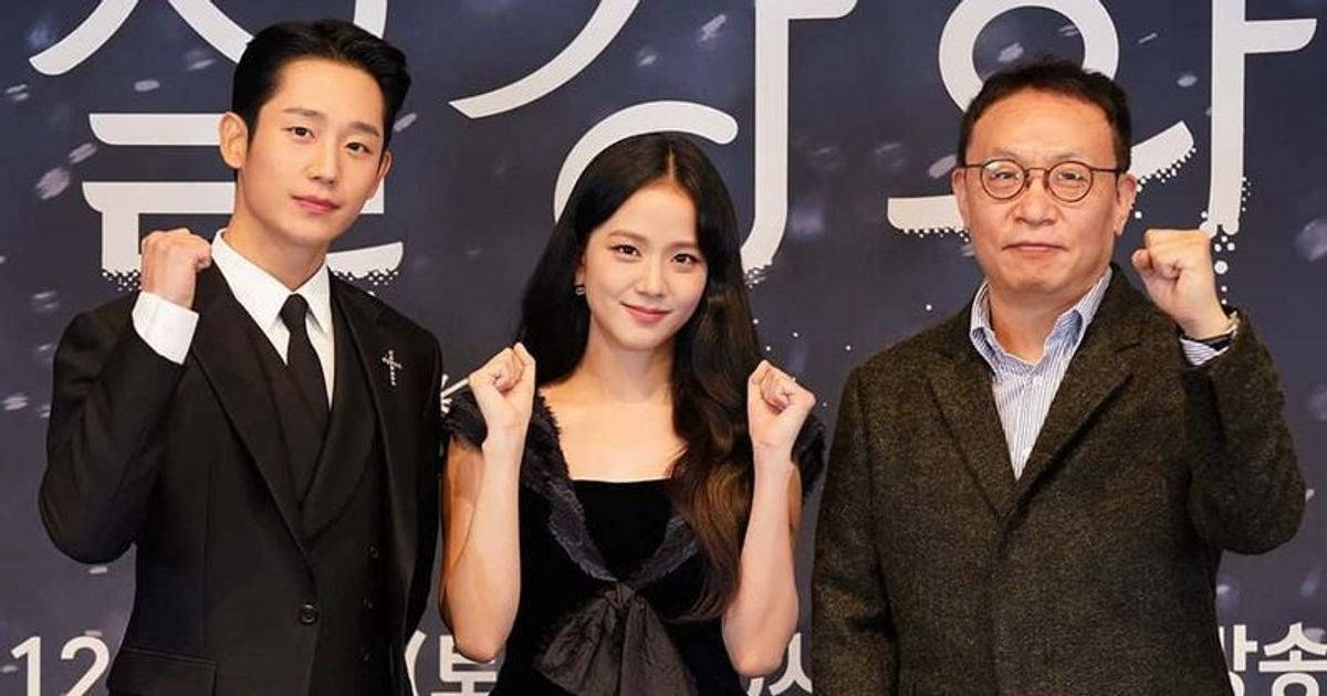 《雪滴花》劇組主創亮相記者會 壁紙 — 三名穿著正式服裝的人士在帶有韓文文字的深色背景前自信地擺出握緊拳頭的姿勢。