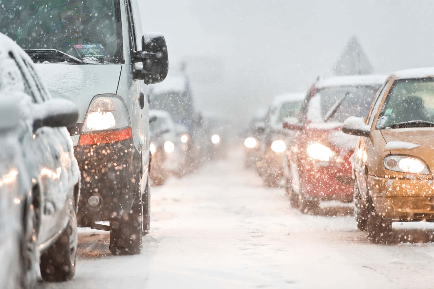 Winter Driving 桌布 壁紙 — 雪花在冬季道路上塞車的車頭燈中旋轉。