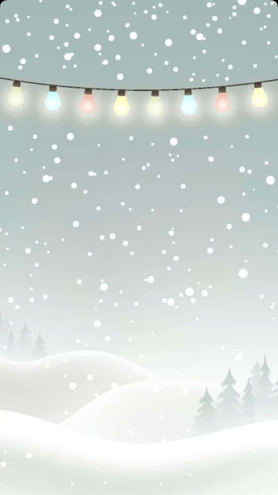 Cute Winter Aesthetic 桌布 壁紙 — 雪花輕輕飄落在寧靜的冬季景觀上，柔和發光的串燈懸掛在白雪覆蓋的山丘和遠處的松樹上方。