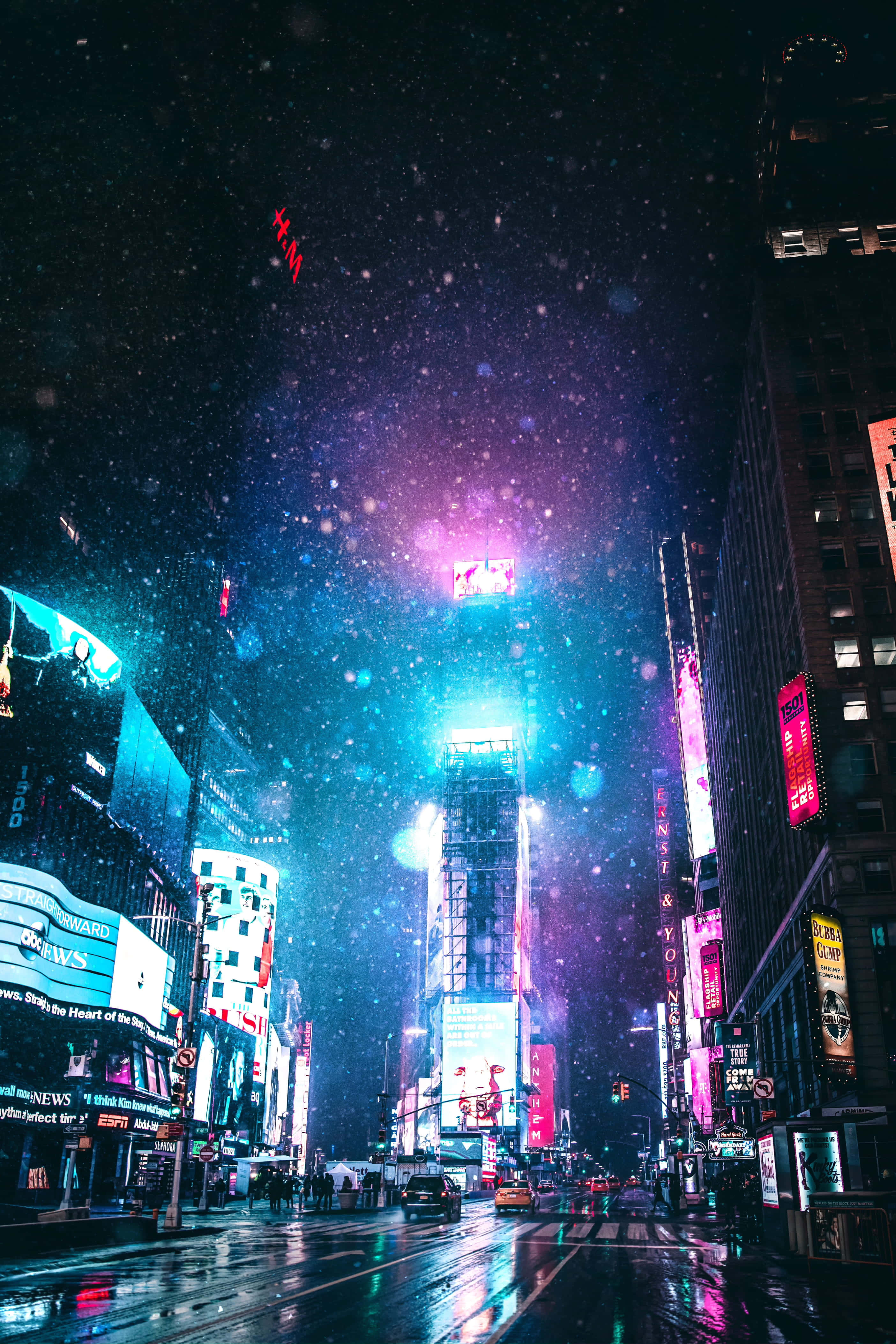 City Lights 桌布 壁紙 — 雪花飄過霓虹燈閃爍的紐約夜晚，雨水濕滑的街道反射出耀眼的數碼廣告牌。