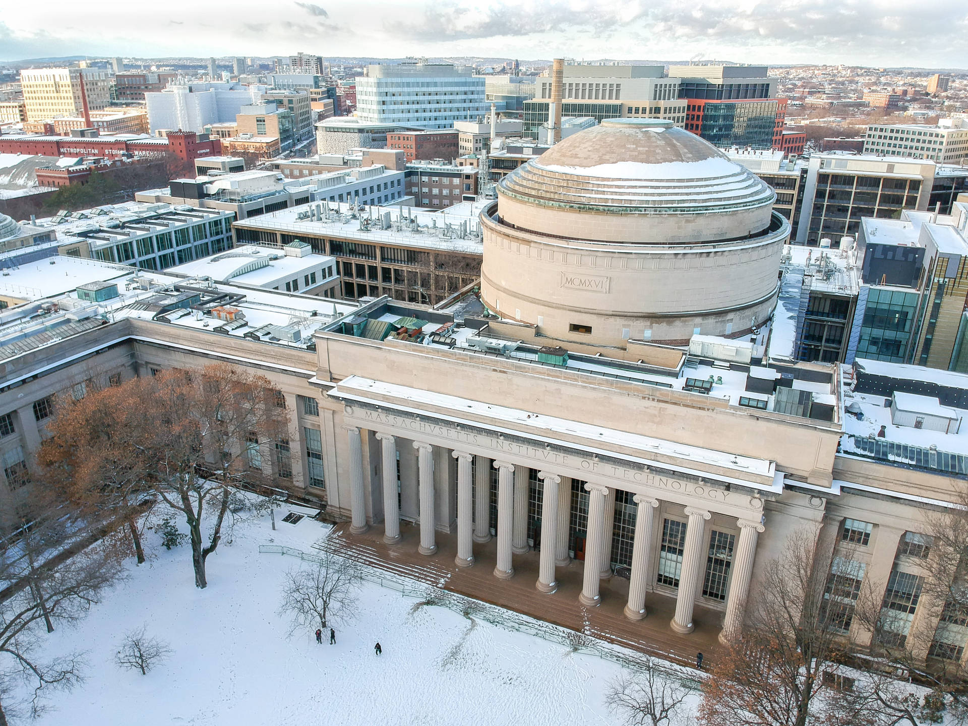 白雪覆蓋的MIT校園，古典建築與冬日光禿樹木。