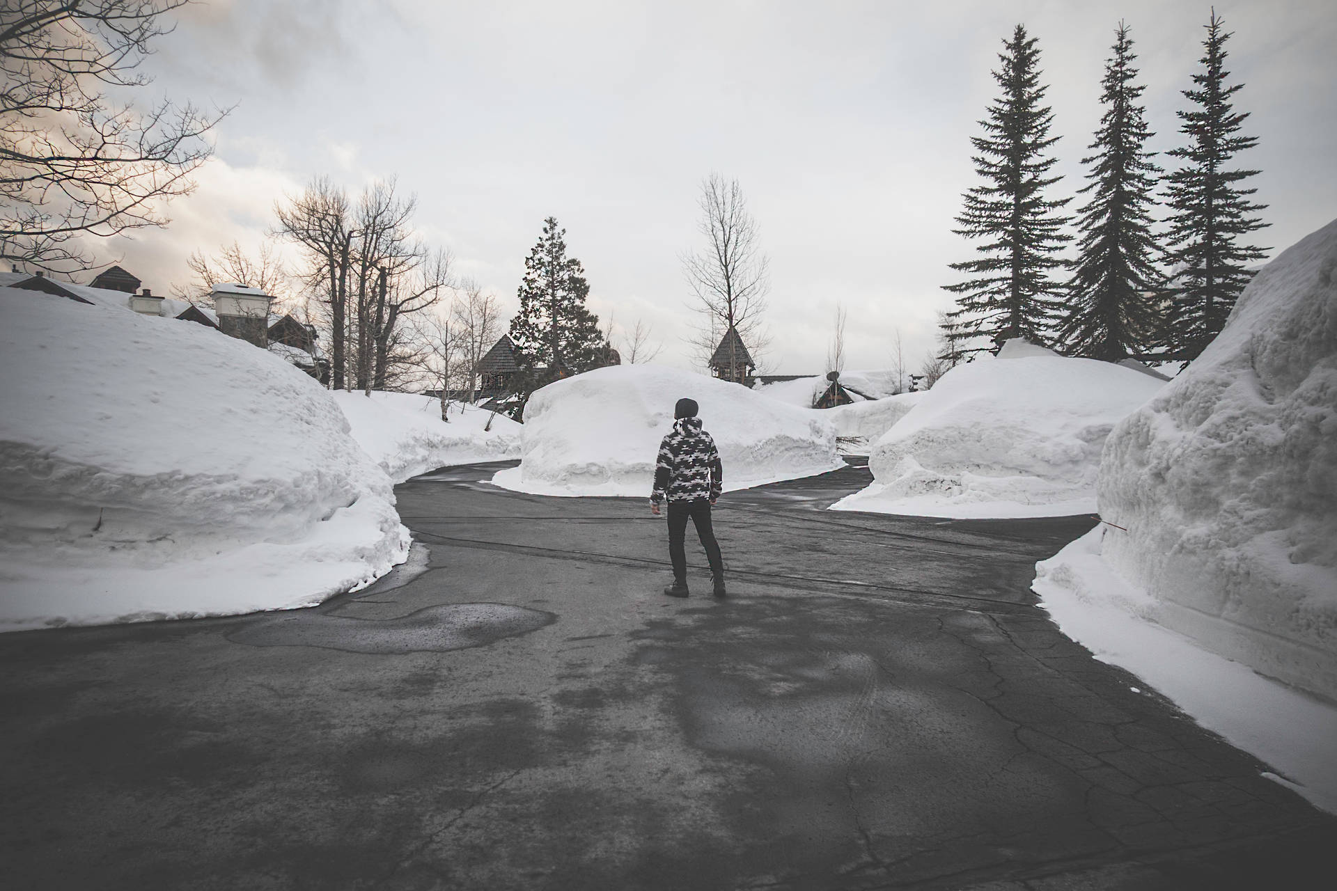 人在冬季社區的雪路上行走