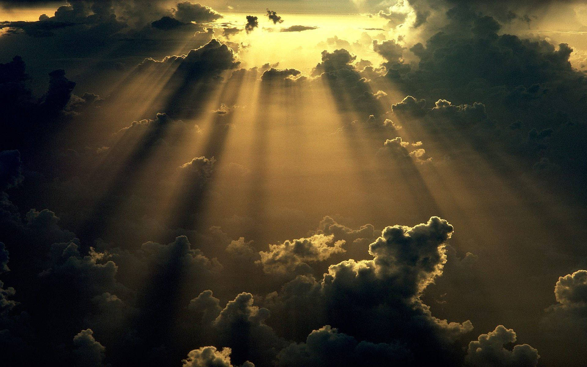 陽光穿過烏雲，在戲劇性的天空中閃耀。