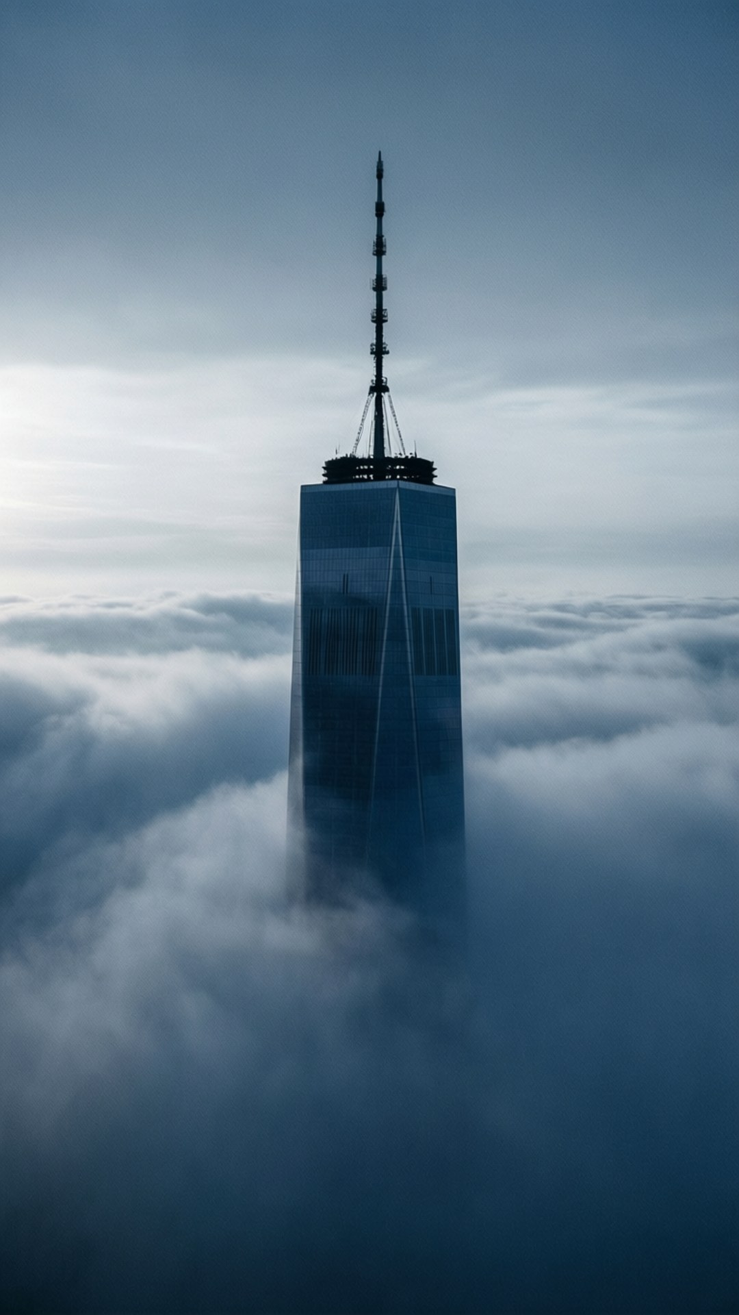 一座現代摩天大樓在黃昏時分聳立於雲海之上。
