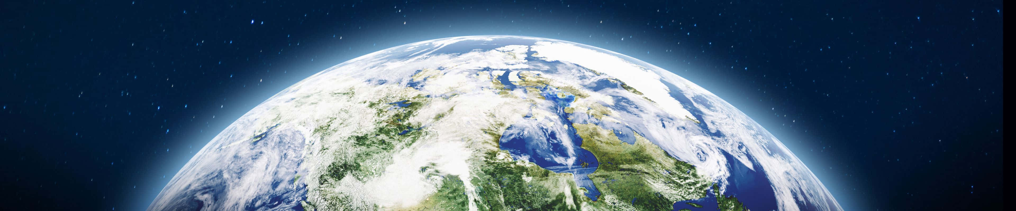雲天下的金門大橋與舊金山灣 壁紙 — 從太空俯瞰地球的壯麗景色，展現了在繁星點點的宇宙背景下，旋轉的雲層、綠色的大陸和藍色的海洋。