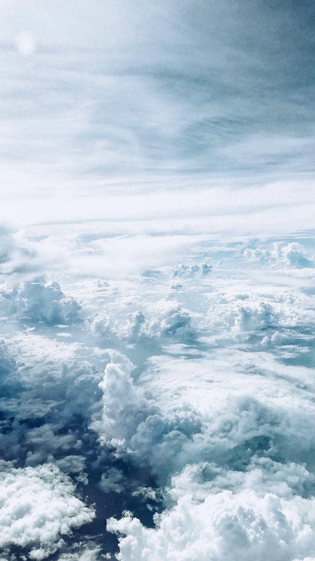 從雲端俯瞰海洋地平線的視角