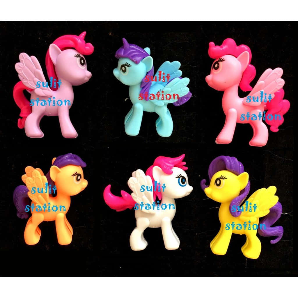 雲寶準備帶你踏上終生冒險！ 壁紙 — 六個色彩繽紛的My Little Pony玩具公仔，帶有翅膀和獨特的髮色，站在黑色背景前。