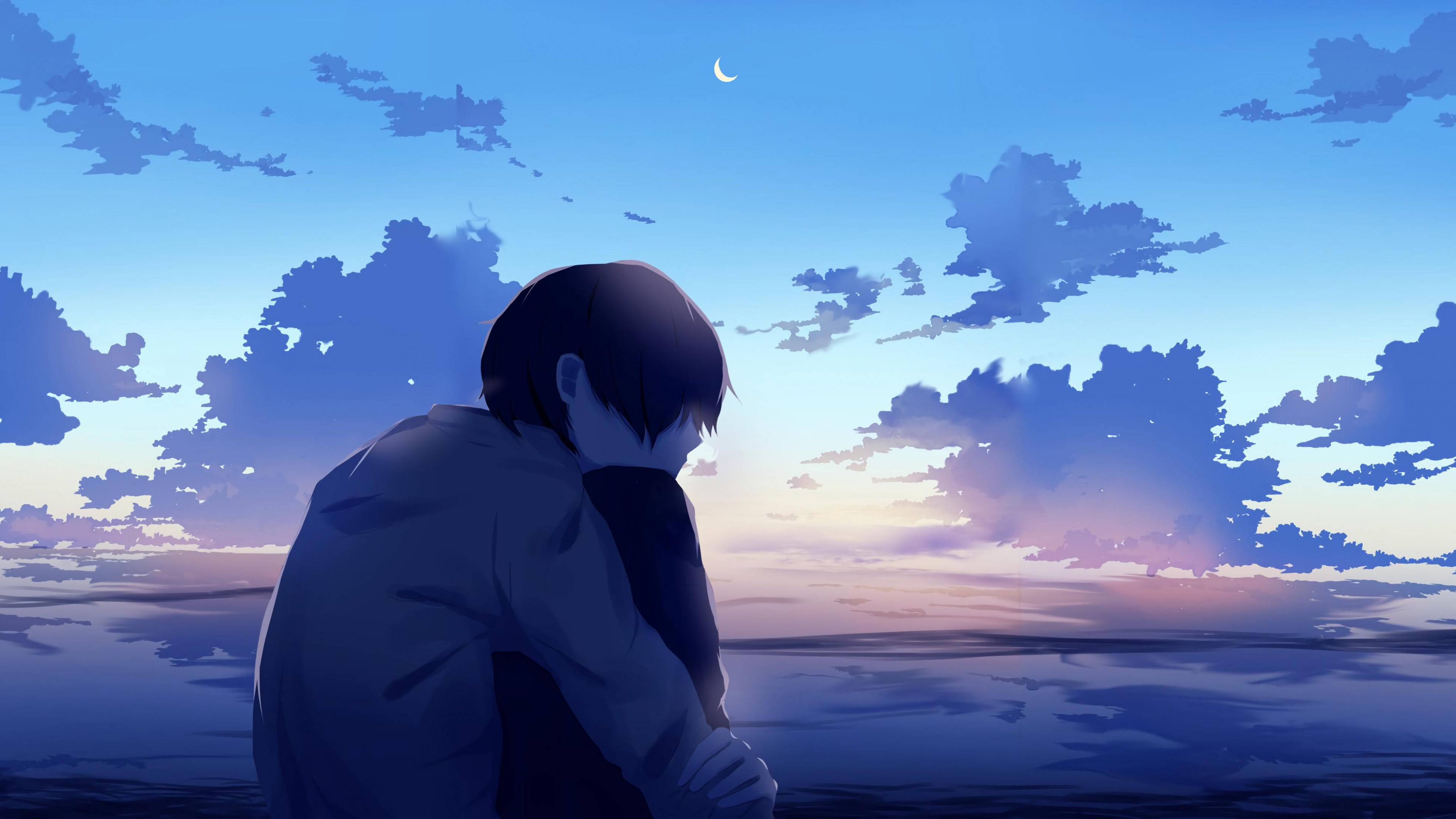 雲層下的憂鬱男孩 壁紙 — 一個孤獨的動畫男孩在黃昏時坐在平靜的海邊，凝視著新月和柔和的紫色雲彩。