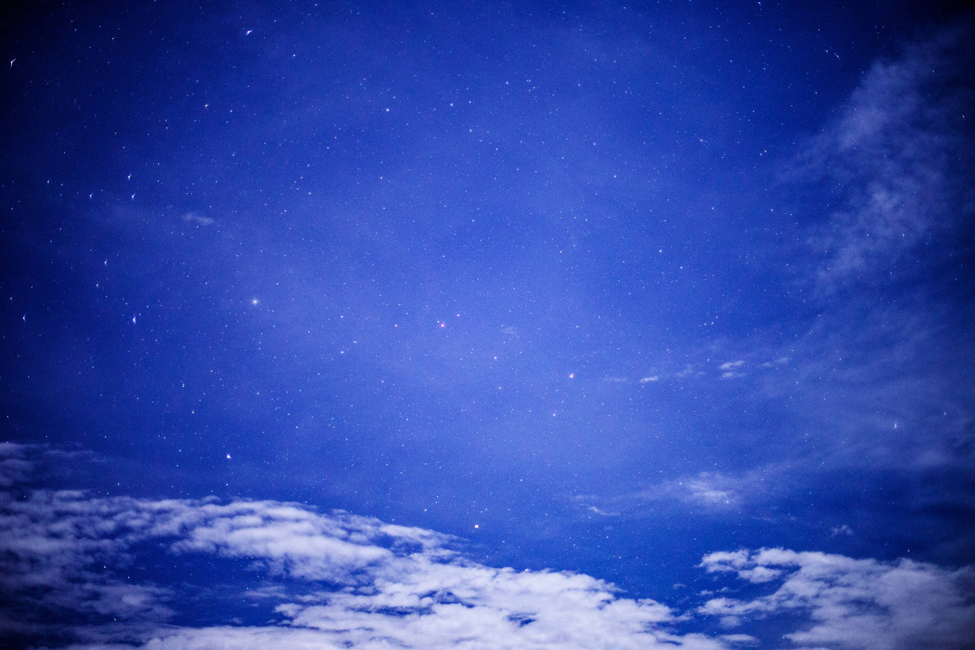 夜空中的星星和雲朵