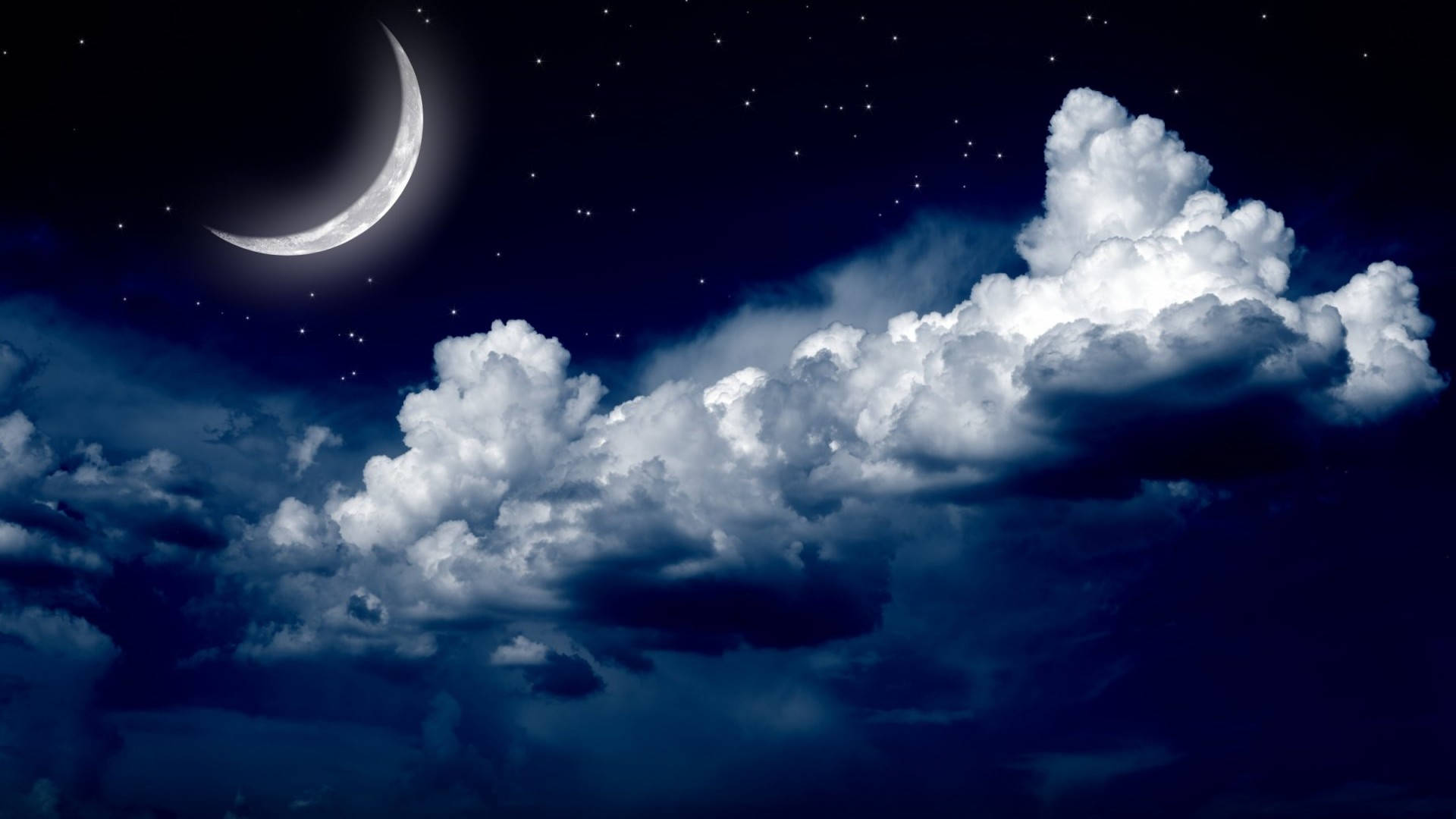 新月和星星在深藍色夜空中的蓬鬆雲朵之上。