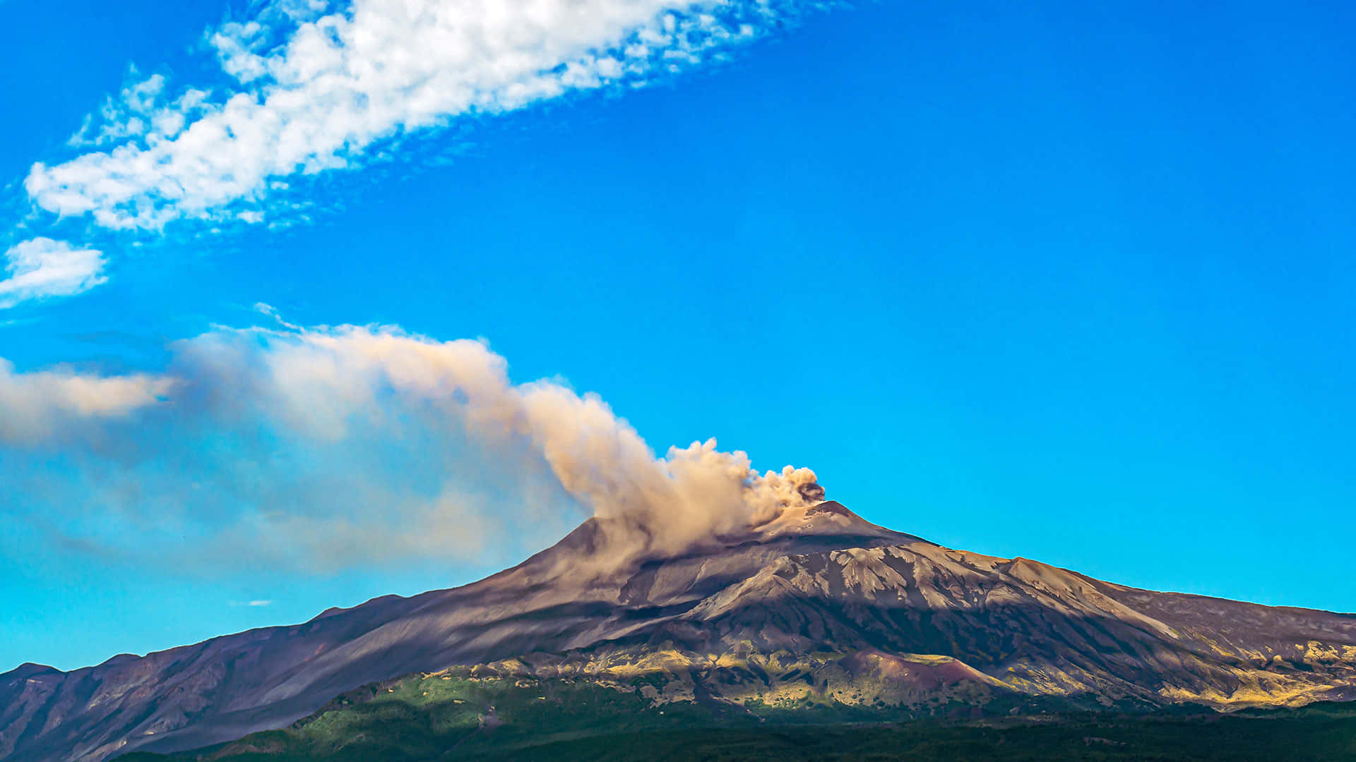 雲層擴散埃特納火山 壁紙 — 一座雄偉的火山爆發，濃密的火山灰羽狀雲在藍天白雲的背景下升起。